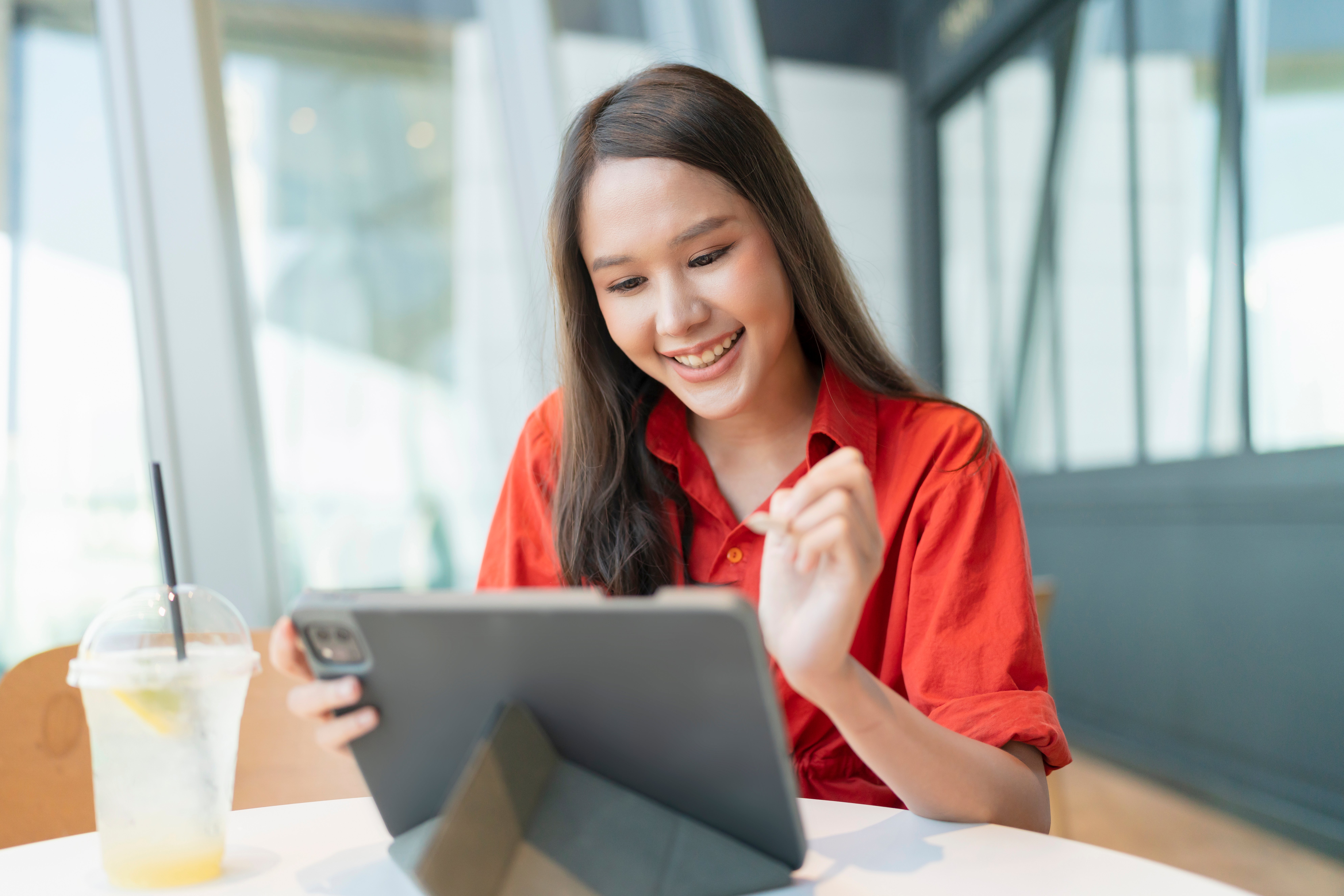 relax-leisure-attractive-smart-asian-female-freelance-entrepreneur-smile-enjoy-working-with-smartphone-laptop-cafe-with-blur-city-business-digital-nomad-casual-ideas-concept relax-leisure-attractive-smart-asian-female-freelance-entrepreneur-smile-enjoy-working-with-smartphone-laptop-cafe-with-blur-city-business-digital-nomad-casual-ideas-concept